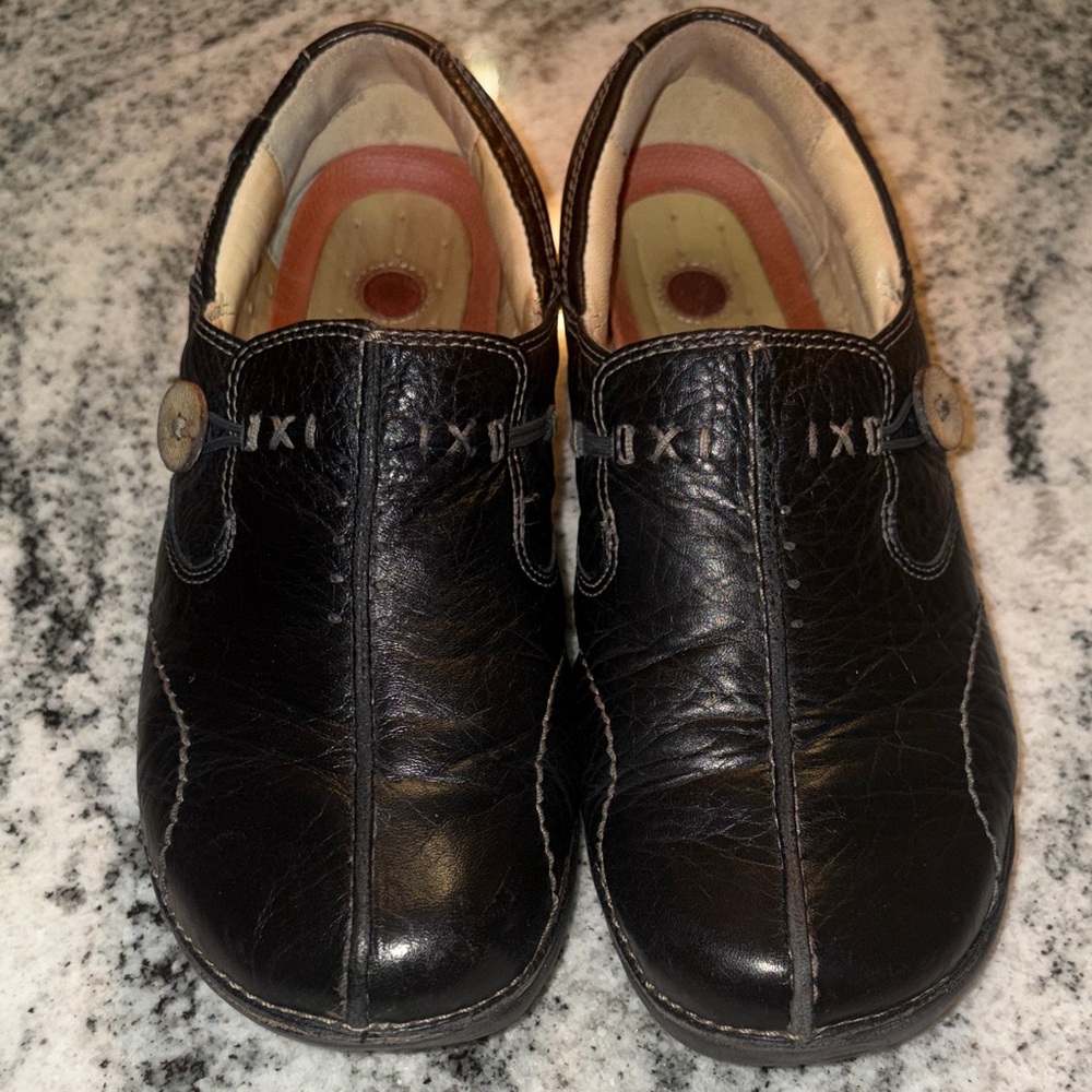 Clarks Women’s Black Leather Slip-On Loafers